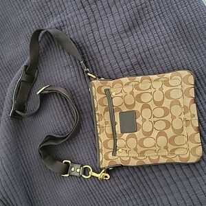 Cross body/ shoulder bag. Good condition. Adjustable strap. Minimal wear.